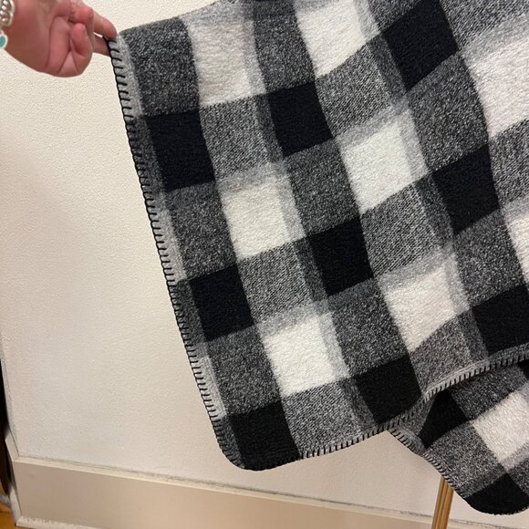 NWT Xirena Wynter Poncho Black Ash Size XS/S Plaid with Stitch Detail Hemming - Picture 3 of 7
